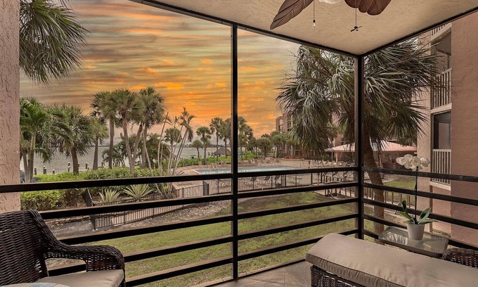 Marco Island Condo | MARCO ISLAND- RIVERSIDE CLUB F-206 - NIGHTLY RENTALS!- Sleeps 4!