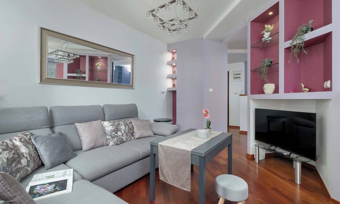 Pradnik Bialy Apartment | Marczyńskiego 3 Kraków | Grey and Pink Apartment with Parking, Desk, Terrace and