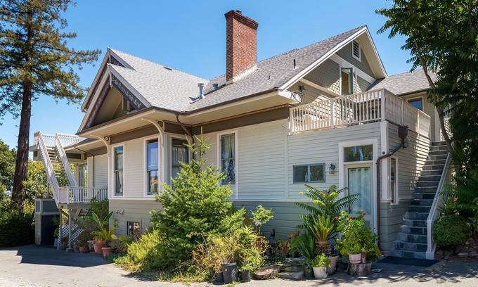 San Rafael Apartment | Marin Edwardian Mansion with San Francisco Bay Views 2br