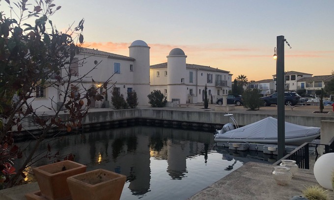 Aigues-Mortes House | Marina Aigues-Mortes * garden canal view
