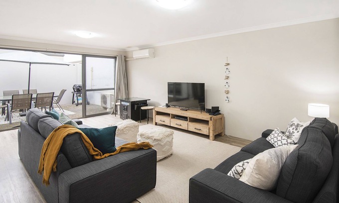 Geographe House | Marina Beach House- WIFI, AC in living rooms and upstairs