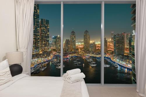 Dubai Marina Apartment | Marina Horizon by LIV High Floor 1BR, For 5 Guests, Dual Gyms & Marina View