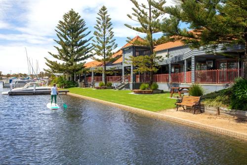 Paynesville Resort | Mariners Cove Waterfront Motel and Apartments