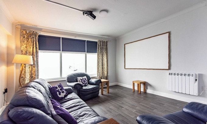 Hull House | Maritime House: 4BR for 10 Near City Centre