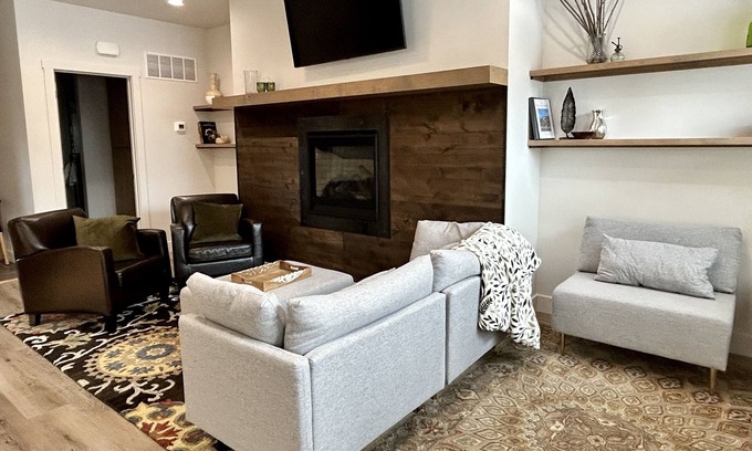 Cody House | Markham 28 - Modern Comfort in the Heart of Cody - Sleeps 10