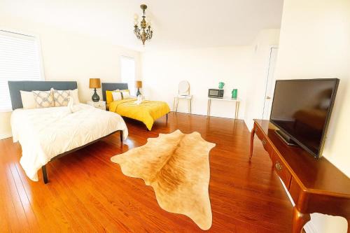 Markham House | Markham luxurious Private King Master bedroom