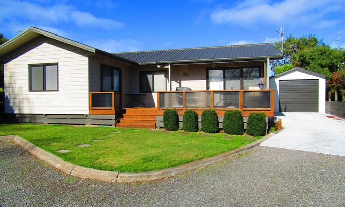 Wharewaka House | Marlow Grove with a Short walk to Lake, Quiet cul de sac location