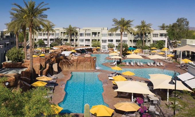 Desert Ridge Hotel | Marriott's Canyon Villas: Luxury hotel with beautiful pools