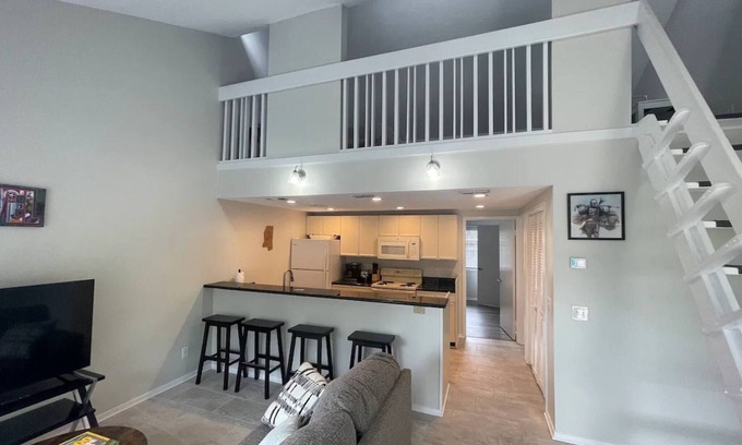 Gulfport Hotel | Marvel GulfCondo - One Bedroom Hotel, Sleeps 4