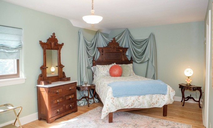 Richfield House | Marvelous lakefront 4-bedroom historical estate in Richfield with AC.