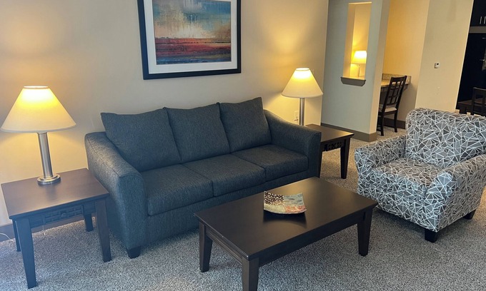 Mason Apartment | Marvelous Mason location - fully furnished 2 bed 2 bath w/elevators