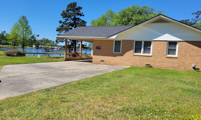 Manning House | Mary's Place​ -A waterfront home on Lake Marion