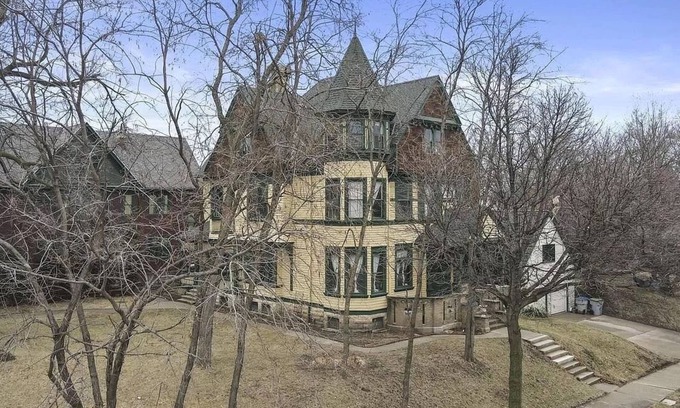Marquette House | Massive Victorian Mansion with Pool Table! 1 mi to DT