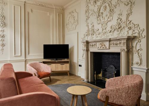 Dowgate Apartment | master Cannon