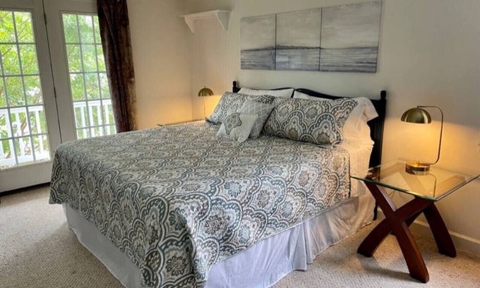 Venable House | Master Suite, Private Bath & Balcony, Walk to UVA!