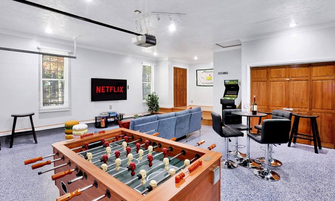 Evans House | MASTERS🏌️‍♂️Hot Tub⛳️GameRoom🏌️‍♂️Backyard