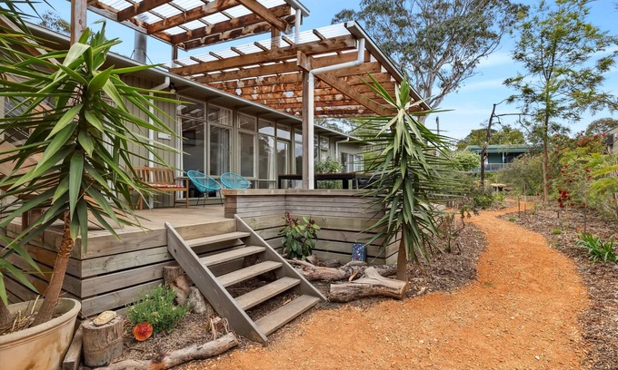Anglesea House | Mawson Hideaway I Pet Friendly I Walk to Shops