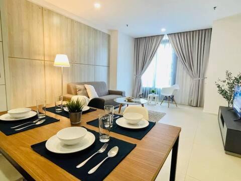 Mont Kiara Apartment | Max 5pax, Muji Style Apartment Arcoris Mont Kiara
