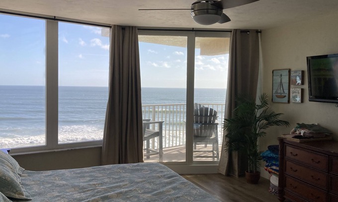 Daytona Beach Shores Condo | May 31 - June 7 Relax on beautiful no drive Beach with fully renovated Condo