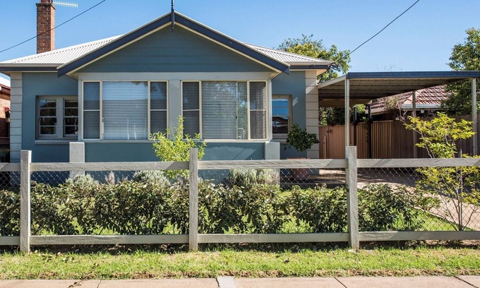 Central Mudgee House | McIntosh Cottage - just steps to Church St