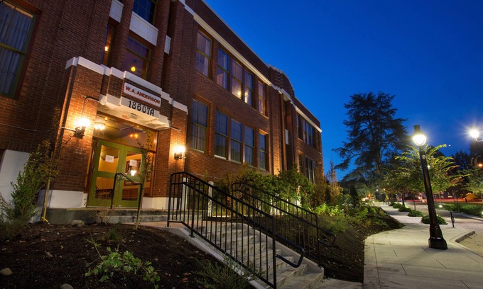 Bothell Hotel | McMenamins Anderson School