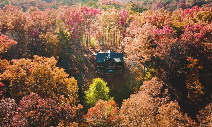 McCaysville Cabin | McStay in McCay - Charming 4-bed cabin w/outdoor fireplace and large jacuzzi!
