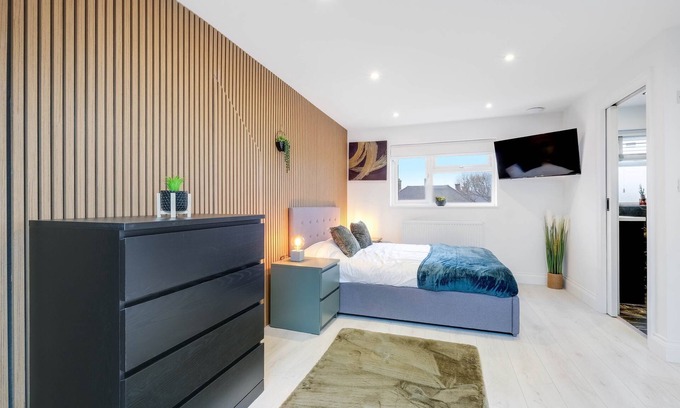 Hillingdon House | MDPS HA4 Bedford Rd 110 - 6 Bedroom and 4 Bath Bedford House + Private Garden