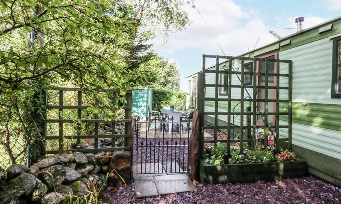 Caernarfon Cottage | MEADOW ISLAND CARAVAN, pet friendly, with a garden in Penygroes