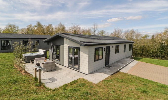 Lifton Cottage | MEADOW LODGE, pet friendly, luxury holiday cottage in Lifton