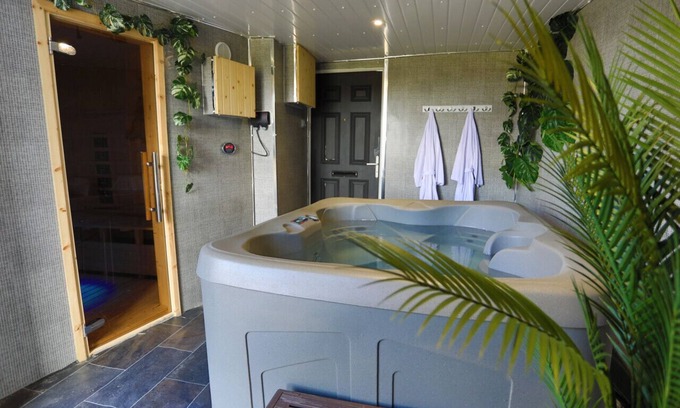 Skelton-in-Cleveland Cottage | Meadow View & Mini Spa