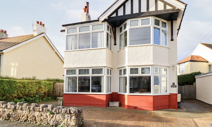 Rhos on Sea Cottage | MEADWAY HOUSE, pet friendly, country holiday cottage in Rhos-On-Sea