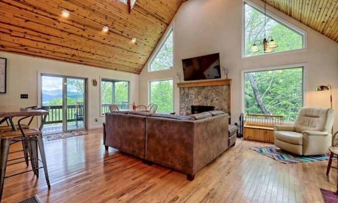 Mountain City Cabin | Meet Morning Dew! The Place For Mountain Views!