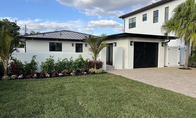 Naples Park Cottage | Meg’s Beach Cottage- Walk/Bike to Vanderbilt Beach. Heated Pool/Pool Table