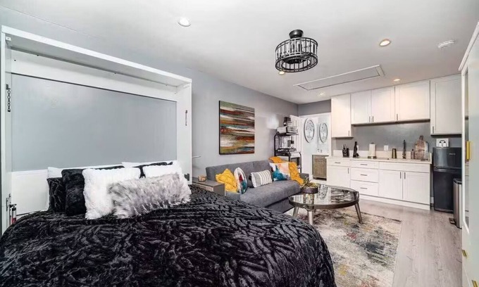 Vista Apartment | Melrose Exec Studio Queen + Bunk - Pet-Friendly