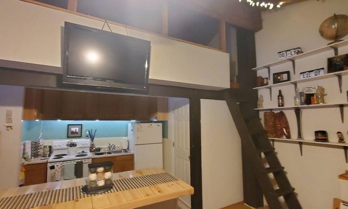 Mendenhaven House | Mendenhall Glacier Bear Den