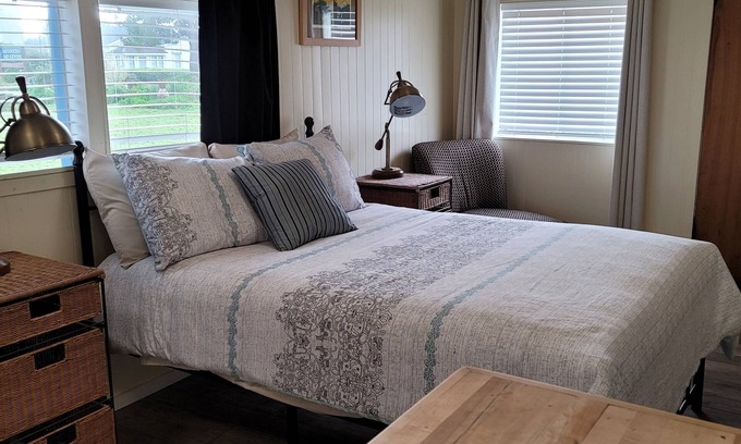 Mendocino Apartment | Mendocino Garden Studio #1, Full kitchenn