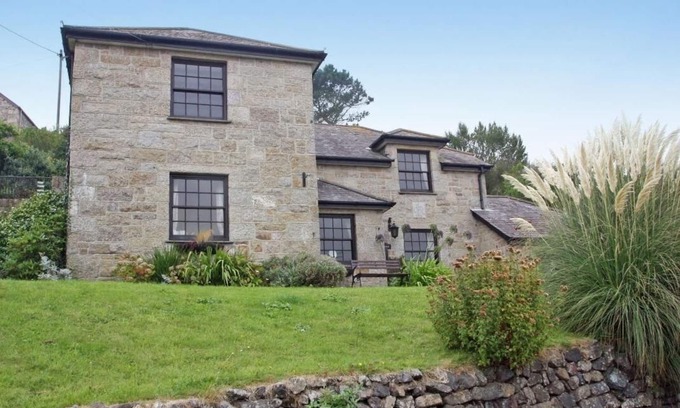 Cadgwith House | MENGARTH, pet friendly, country holiday cottage in Cadgwith