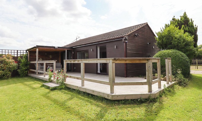 Hoylake Cottage | MEOLS HOLIDAY LODGE, romantic, country holiday cottage in Meols