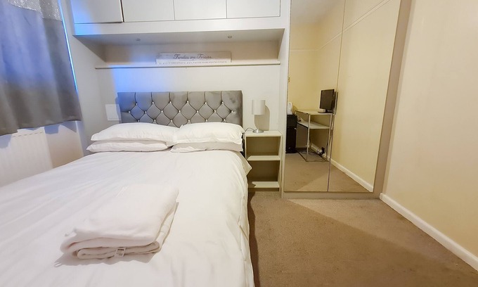 Cradley House | Merluc Private Guest Rooms with shared bathroom