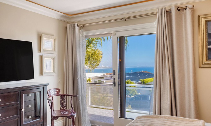 Malibu House | Mermaid's Cove by AvantStay | Serene Backyard & Ocean Views