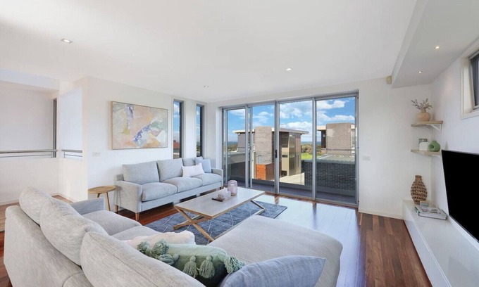 Warrnambool House | Merri Seaview - seaside accommodation near the CBD