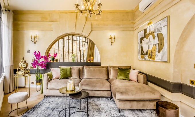 1st Arrondissement Apartment | Merveil Signature Suite - Valois - Louvre view