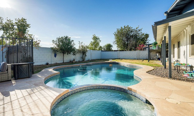 Dobson Ranch House | Mesa Oasis w/Diving Pool By Spring Training, Dtwn
