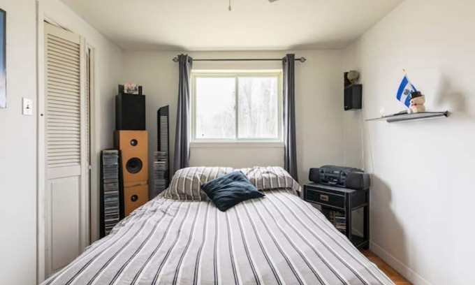 Sainte-Anne-de-Sabrevois Apartment | Metabolizm Records Music Studio (Short term rental certificate ID: 314402)