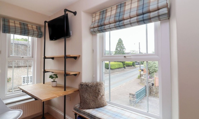 Compton Dundon Cottage | METCALFE HOUSE, pet friendly, with open fire in Street