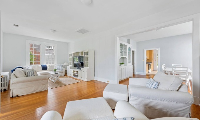 Taylor Run House | Metro, Historic District in Alexandria City, walk to Old Town, parking