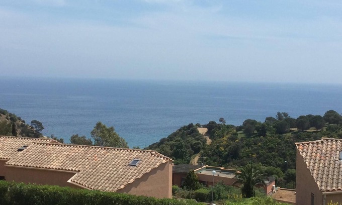 Cavaliere Apartment | mezzanine studio with magnificent sea view, 300 m from the beach of bonporteau