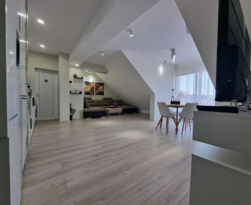 Ruse Center Apartment | MI 5