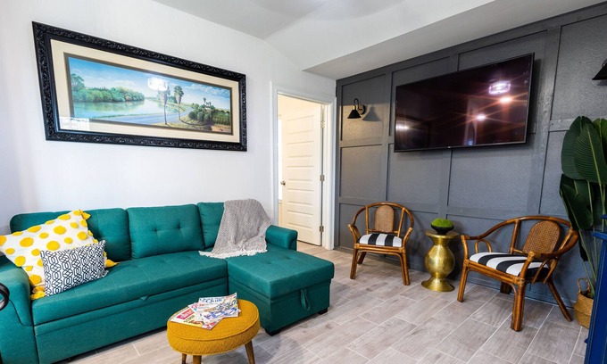 Edinburg House | Mi Casita Azul 1 min Expressway/Near Everything w/amazing Backyard