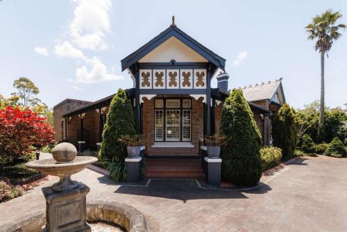 Katoomba House | Mia Mia - 4BR Federation Home with Fireplaces